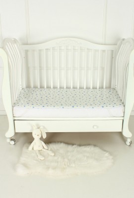 Клеенка на резинках (наматрасник) на детскую кроватку арт. КРМ-120х60-звездочка-голубая