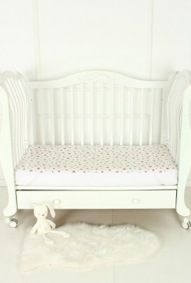 Клеенка на резинках (наматрасник) на детскую кроватку арт. КРМ-120х60-звездочка-розовая
